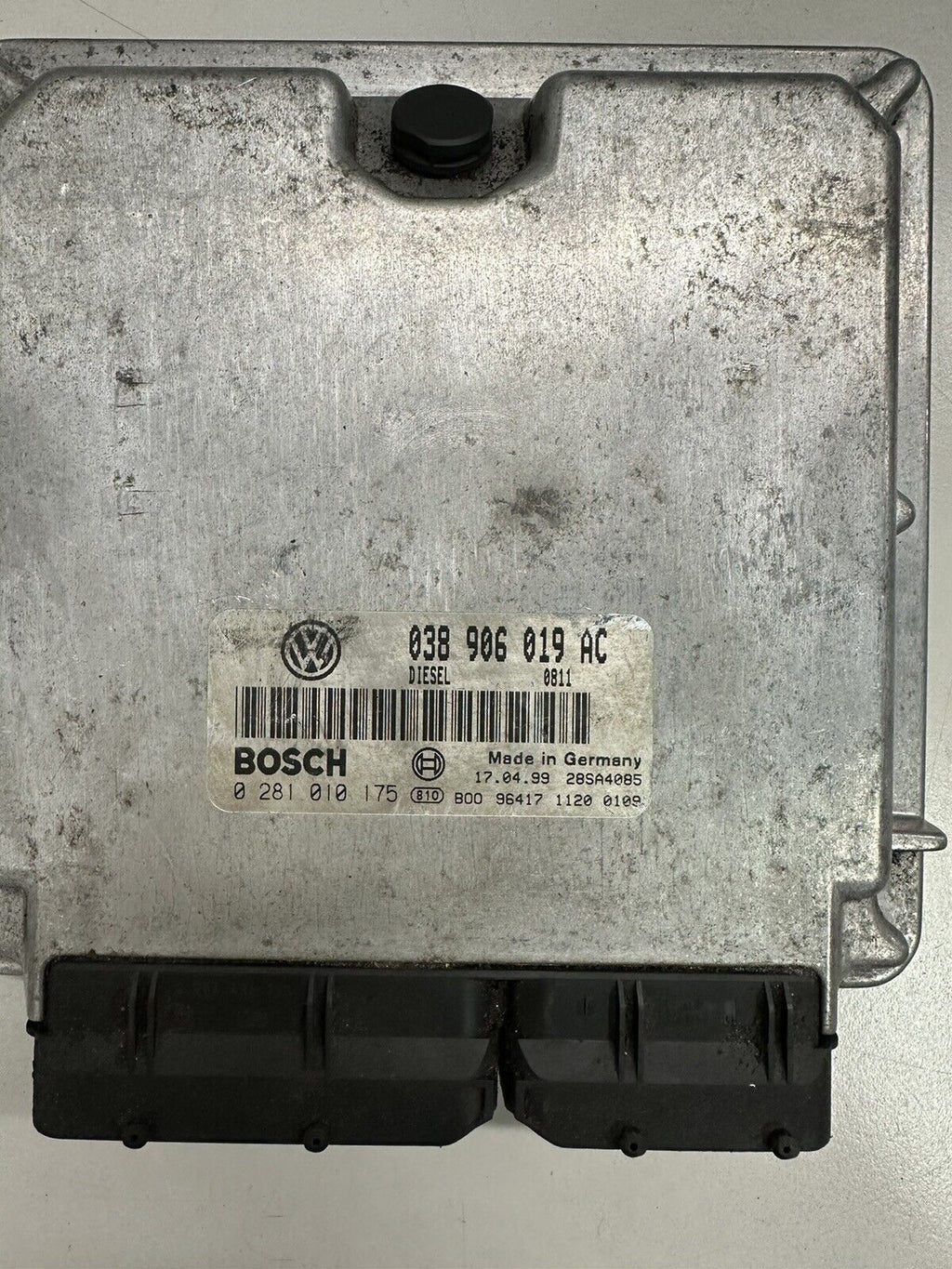 5894893