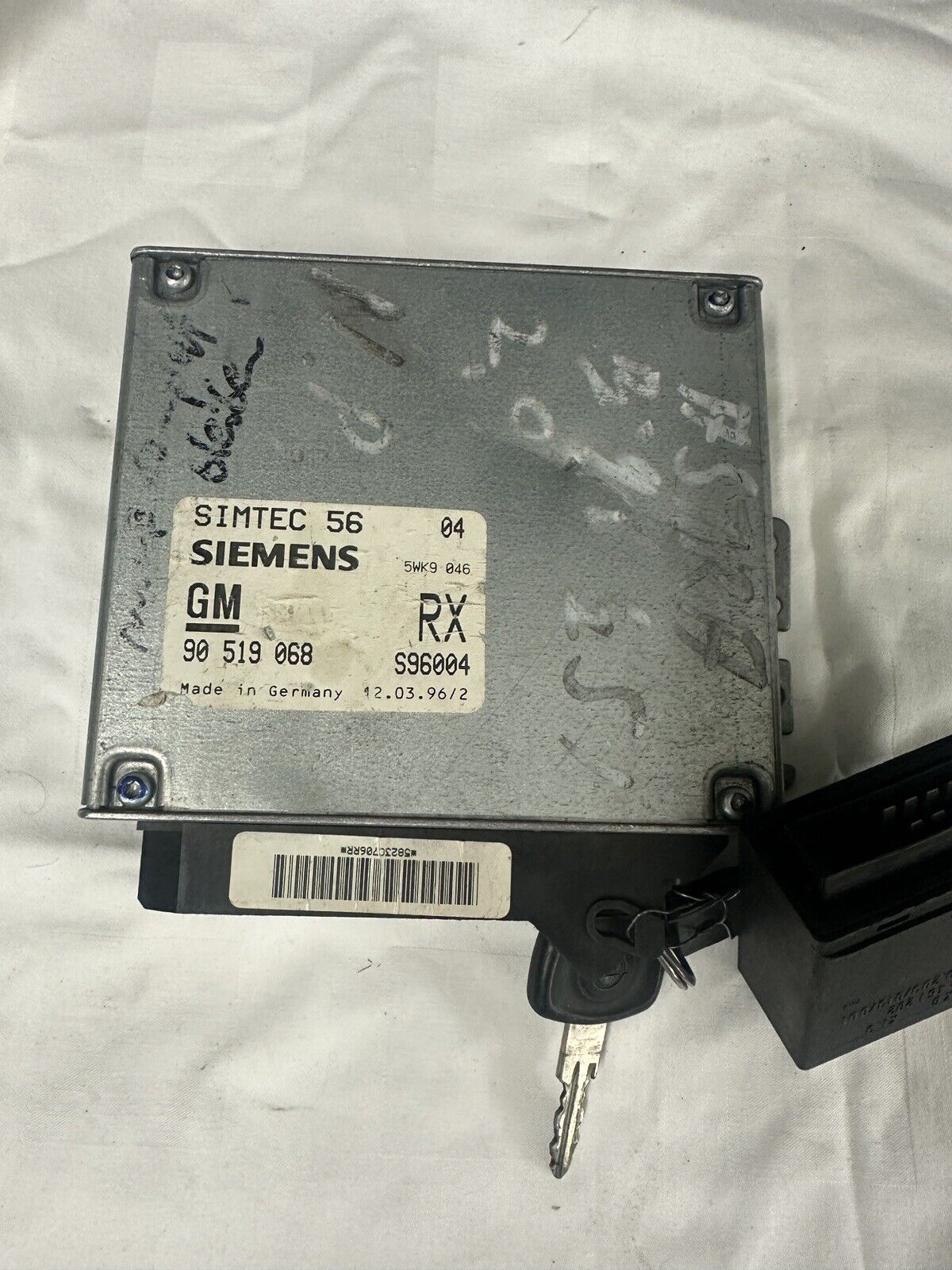 5894873